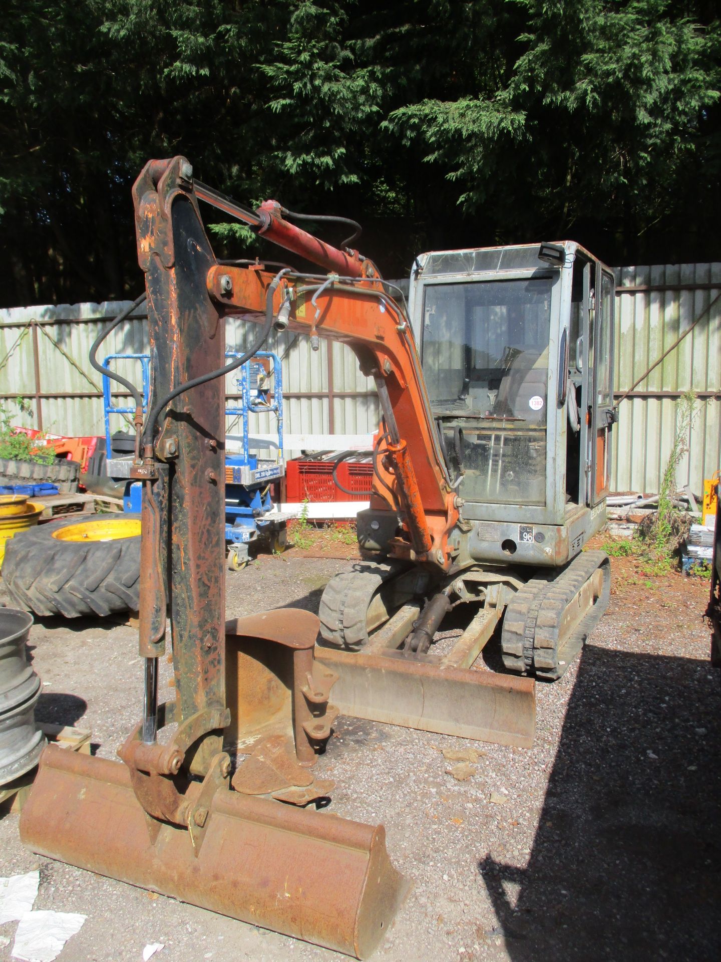 PEL JOB 30.4 DIGGER C/W 3 BUCKETS TRACKED IN