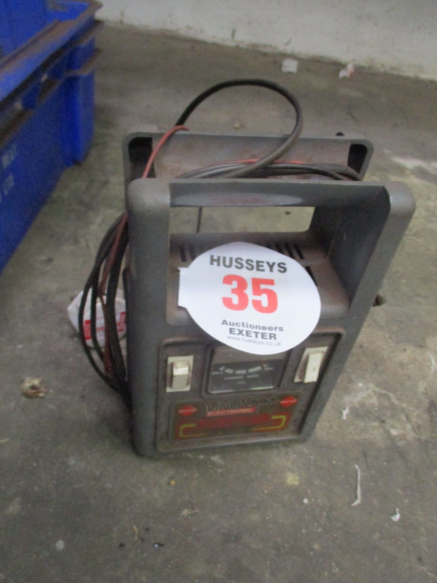 BATTERY CHARGER