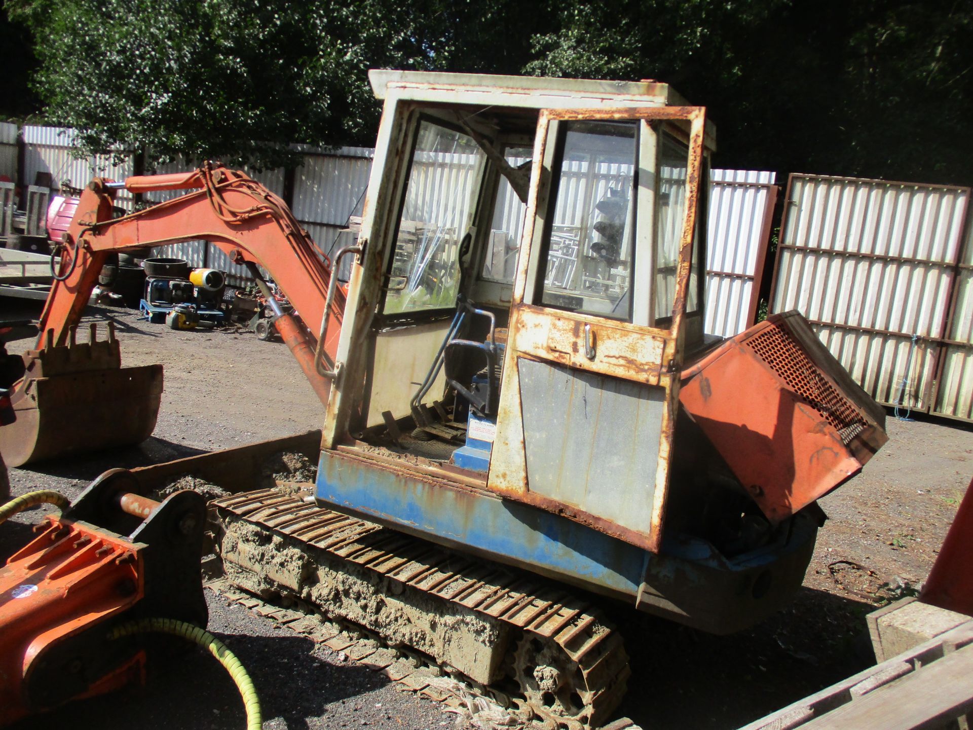 KUBOTA 3 TON SWING SHOVEL C/W 2 BUCKETS 5445 HRS - Image 2 of 3