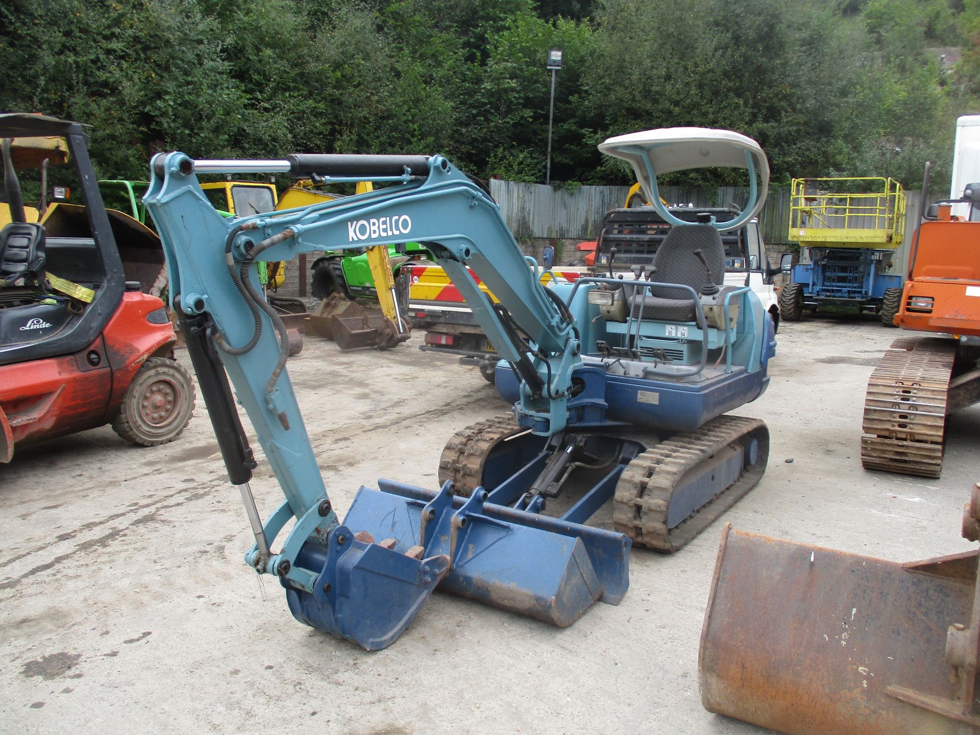 KOBELCO 2.5 TON MINI DIGGER