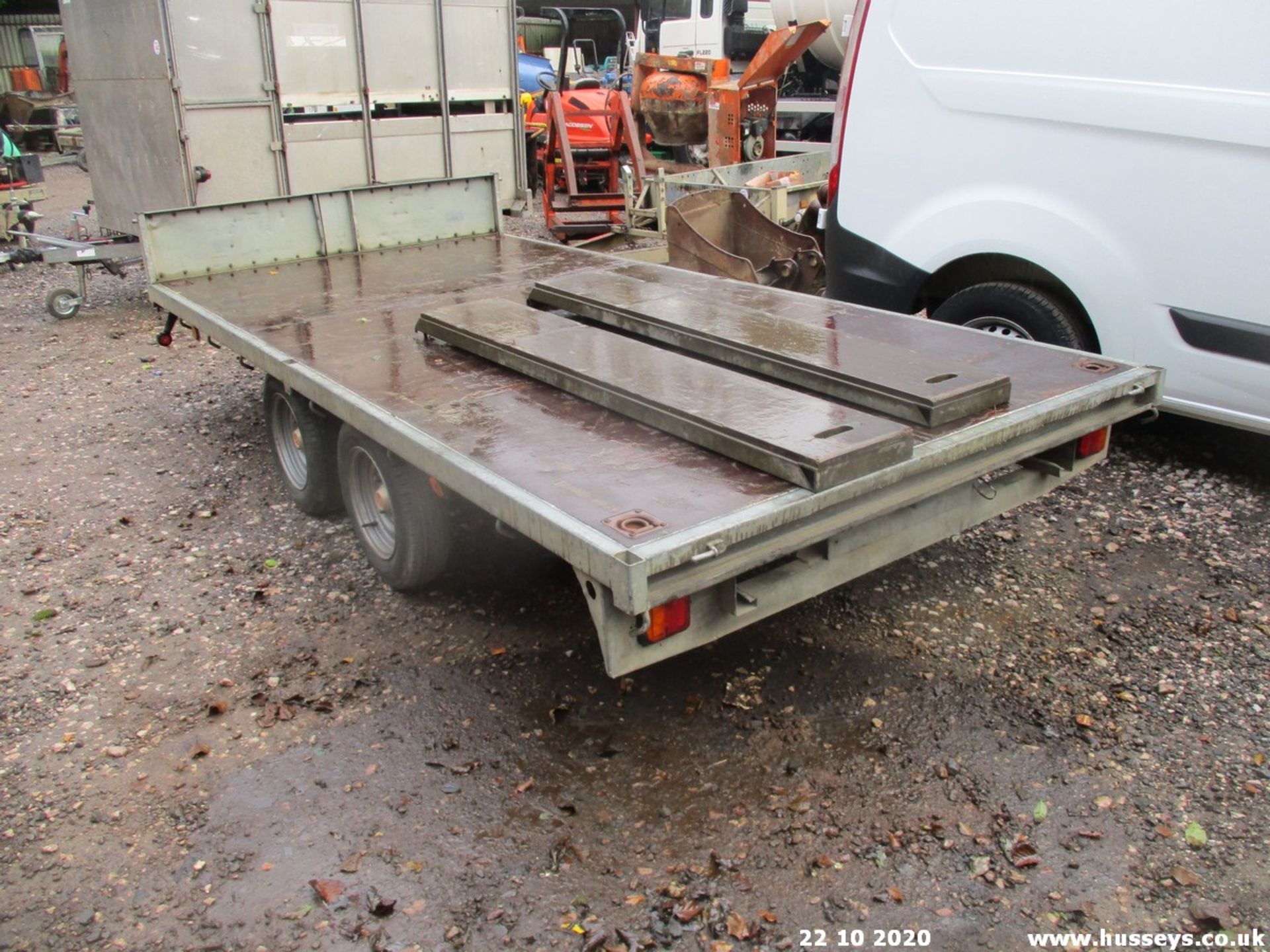 BATESON TWIN AXLE FLATBED TRAILER C/W RAMPS - Image 3 of 3