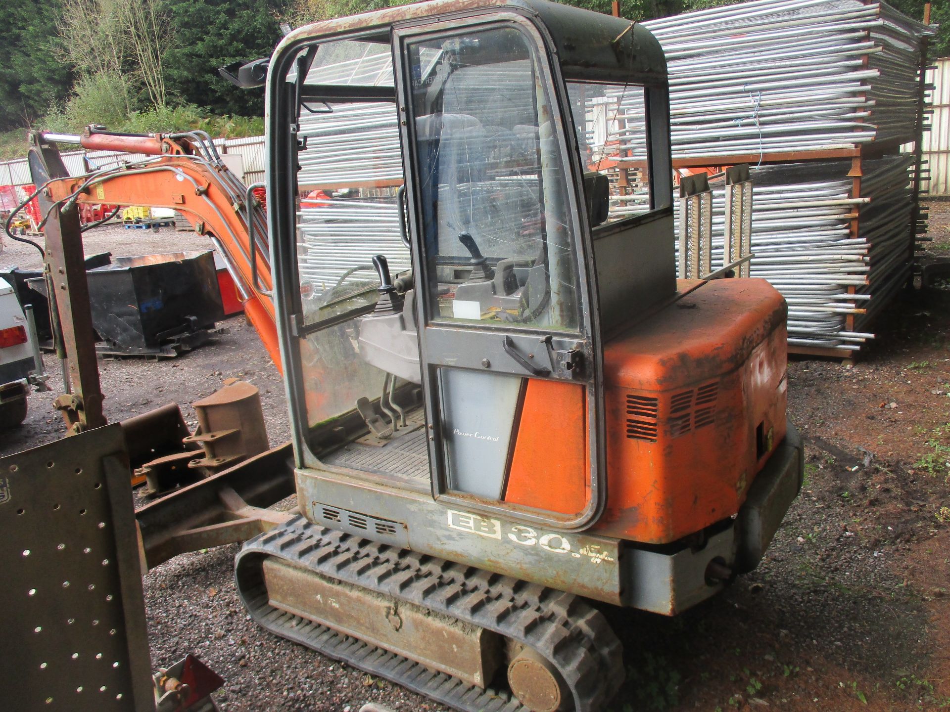 PEL JOB 3 TON DIGGER C/W 3 BUCKETS TRACKED IN - Image 4 of 5