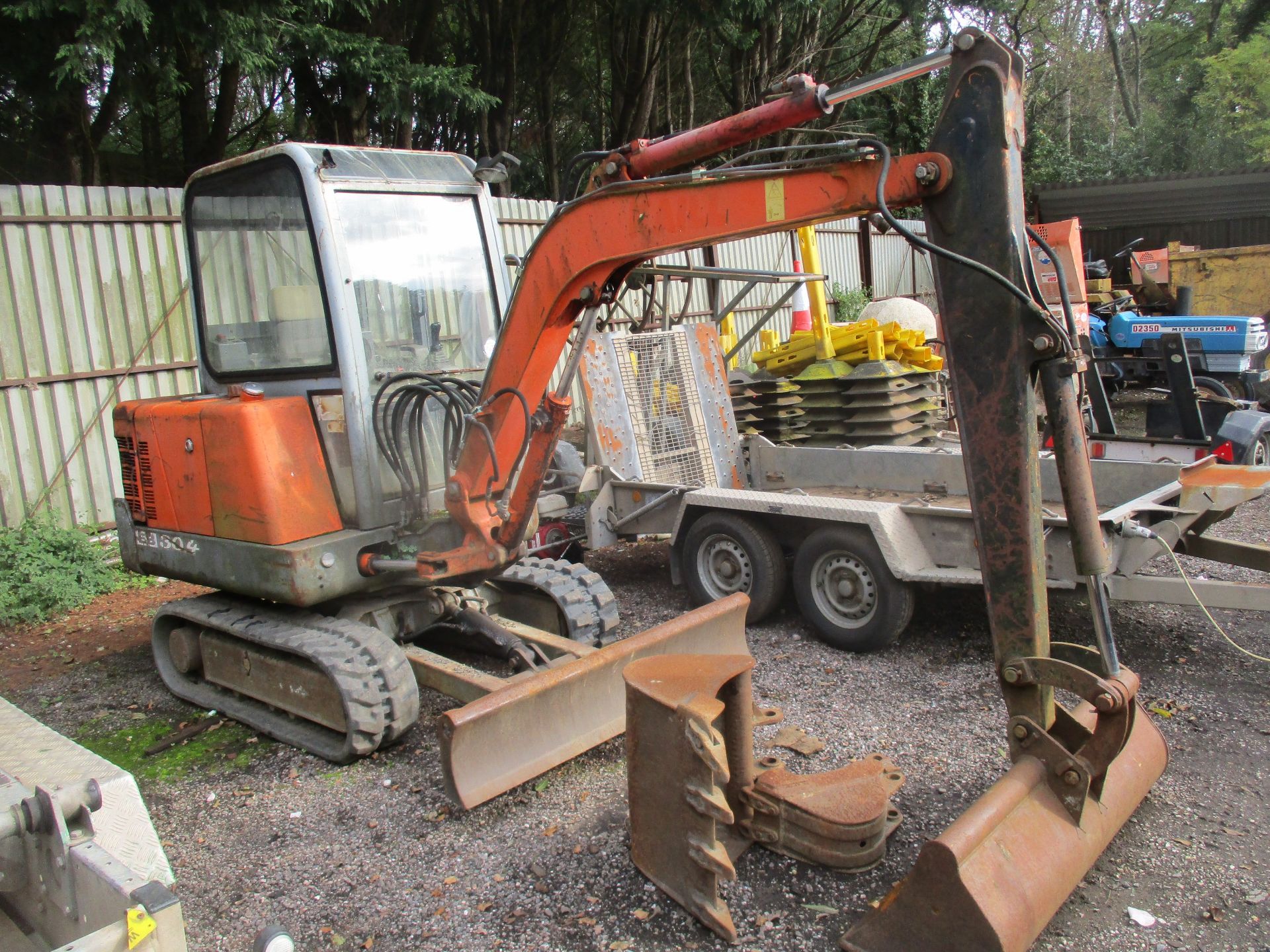 PEL JOB 3 TON DIGGER C/W 3 BUCKETS TRACKED IN - Image 2 of 5