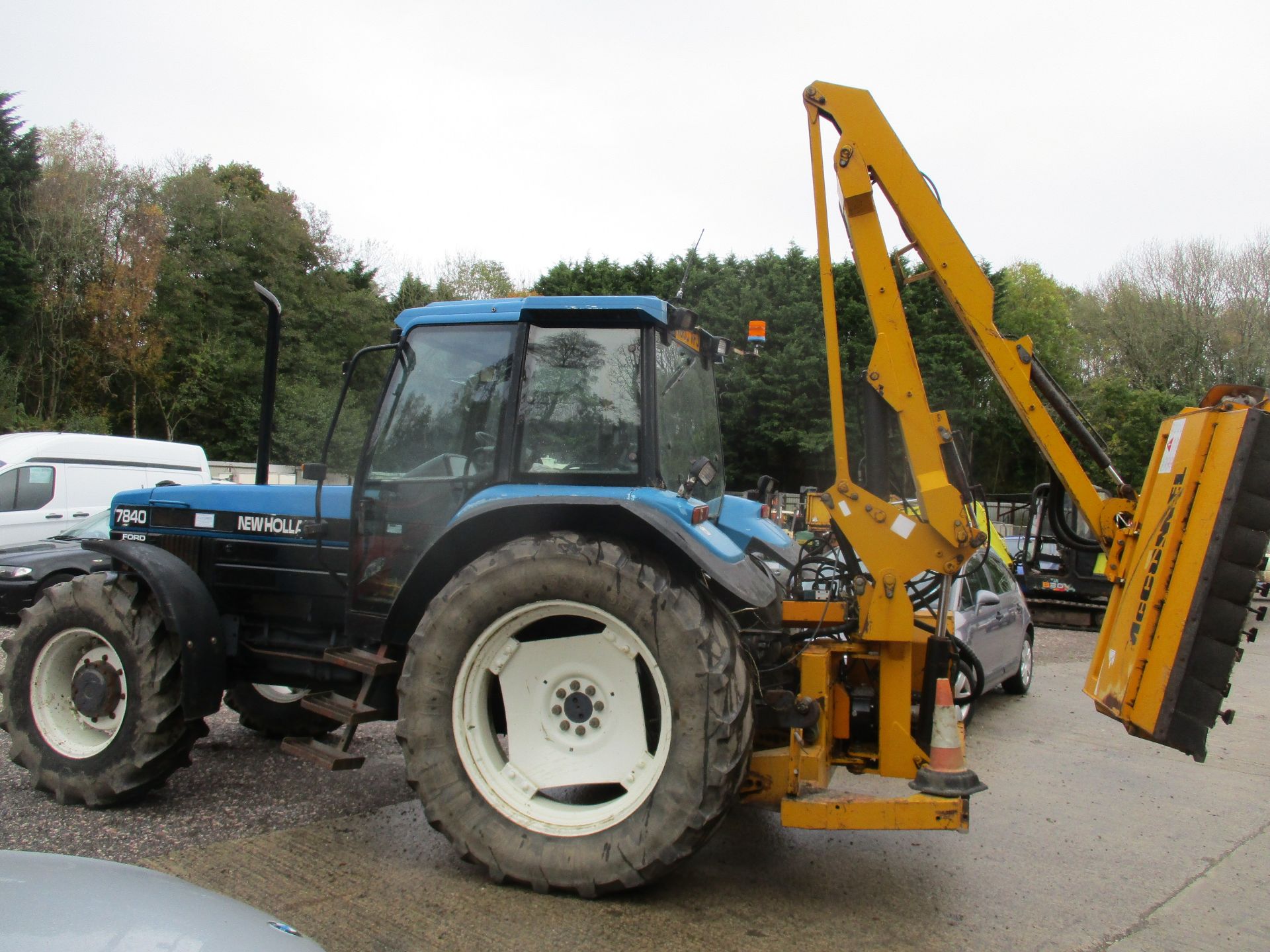 NEW HOLLAND 7840 TRACTOR N650 VFJ SHOWING 2130HRS C/W MCCONNEL PA2060 HEDGE TRIMMER (FROM A DECEASED - Image 3 of 6