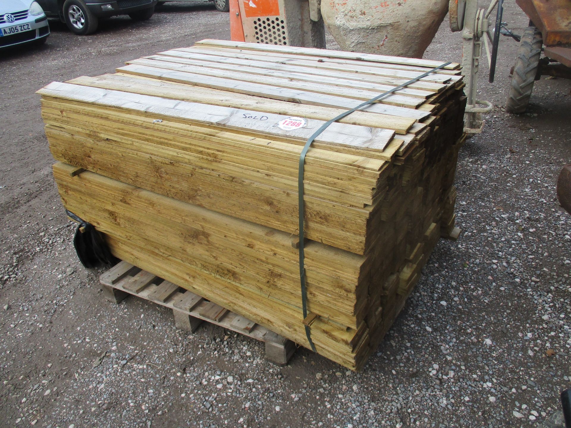 PALLET OF FEATHER EDGE
