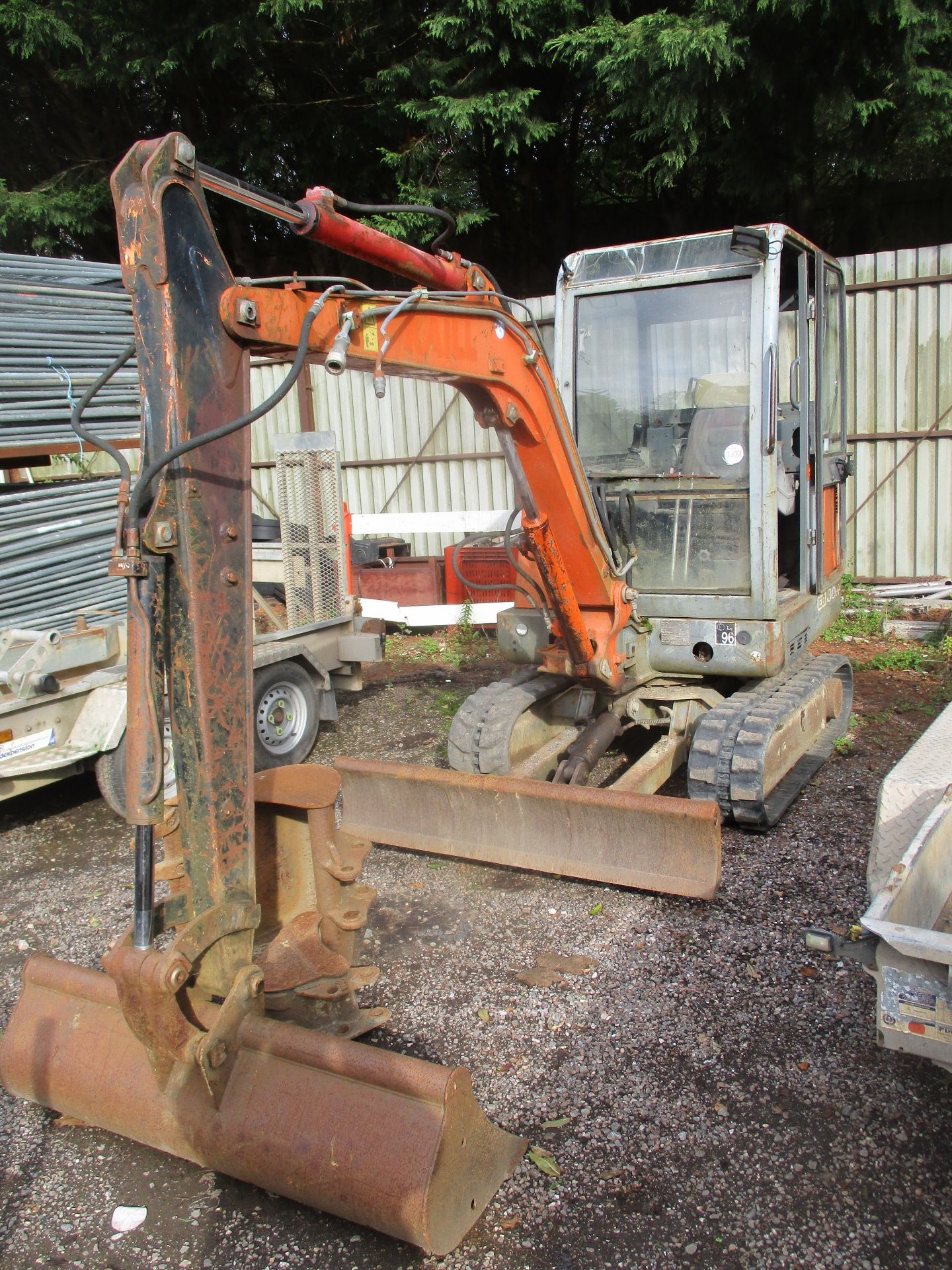 PEL JOB 3 TON DIGGER C/W 3 BUCKETS TRACKED IN