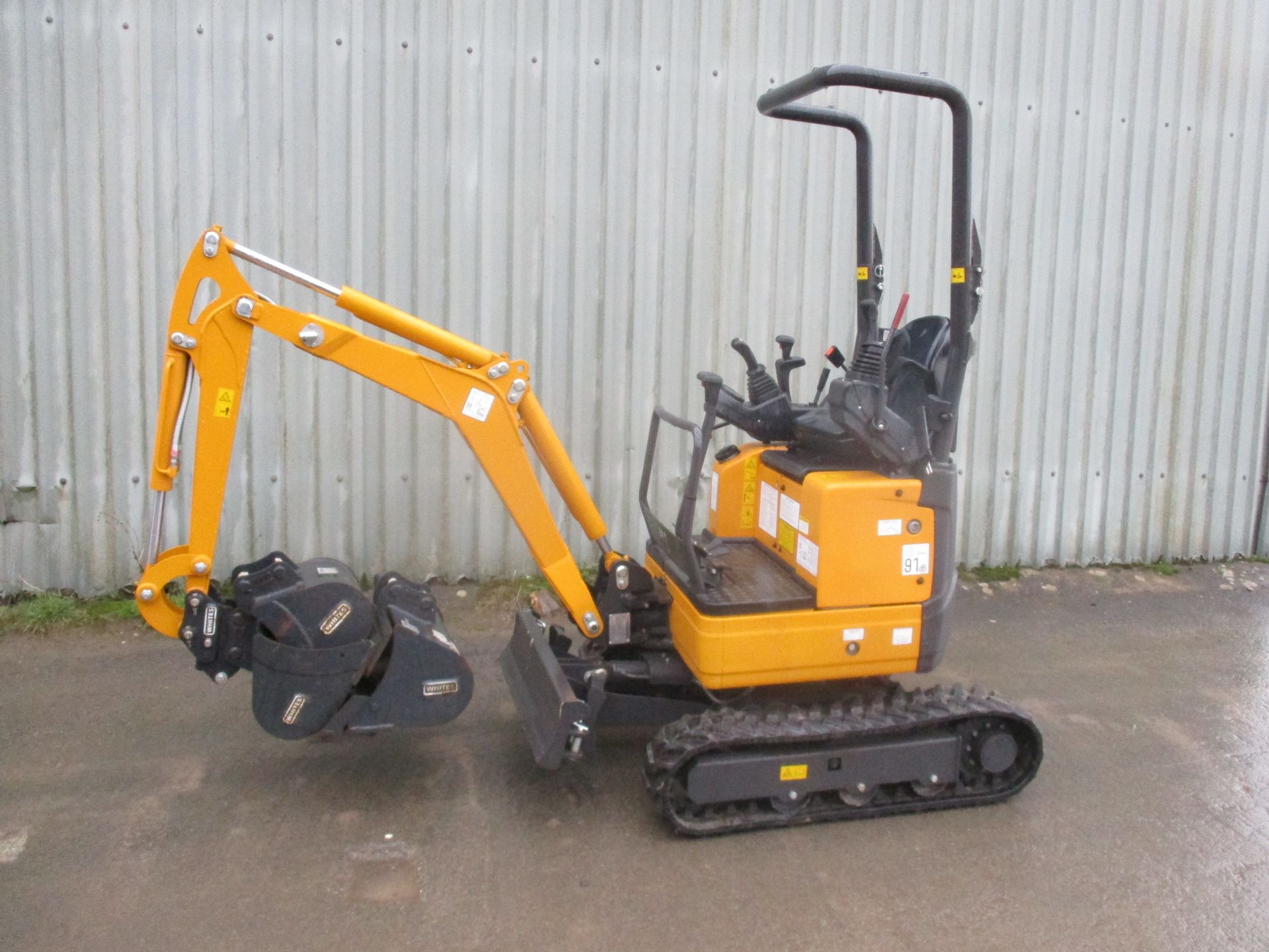 KATO VXE HD 12 MINI DIGGER 2019 UNUSED WITH 7 DELIVERY HOURS, EXPANDING TRACKS & 4 BUCKETS - Image 5 of 8