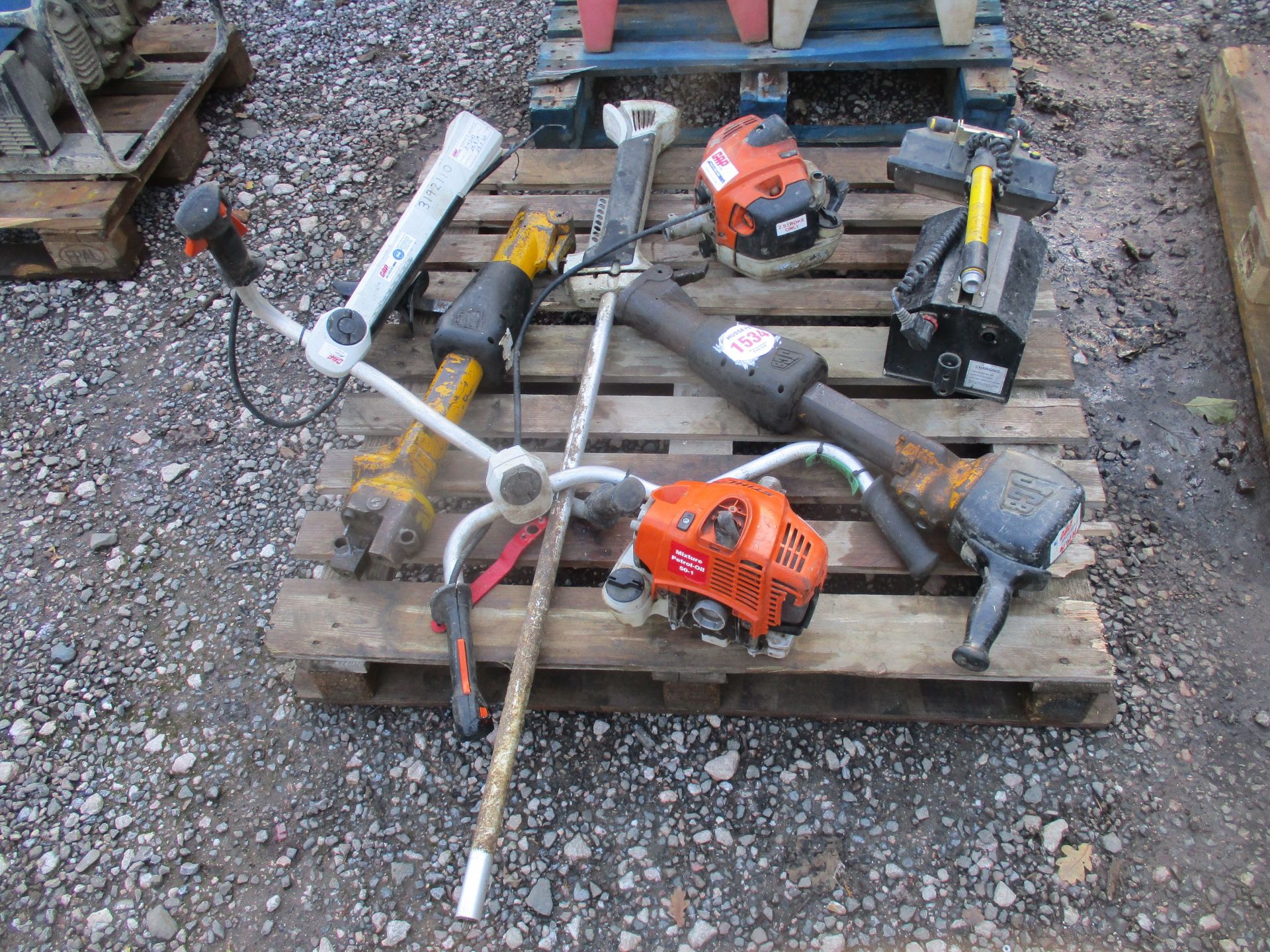 PALLET OF STIHL & JCB PARTS