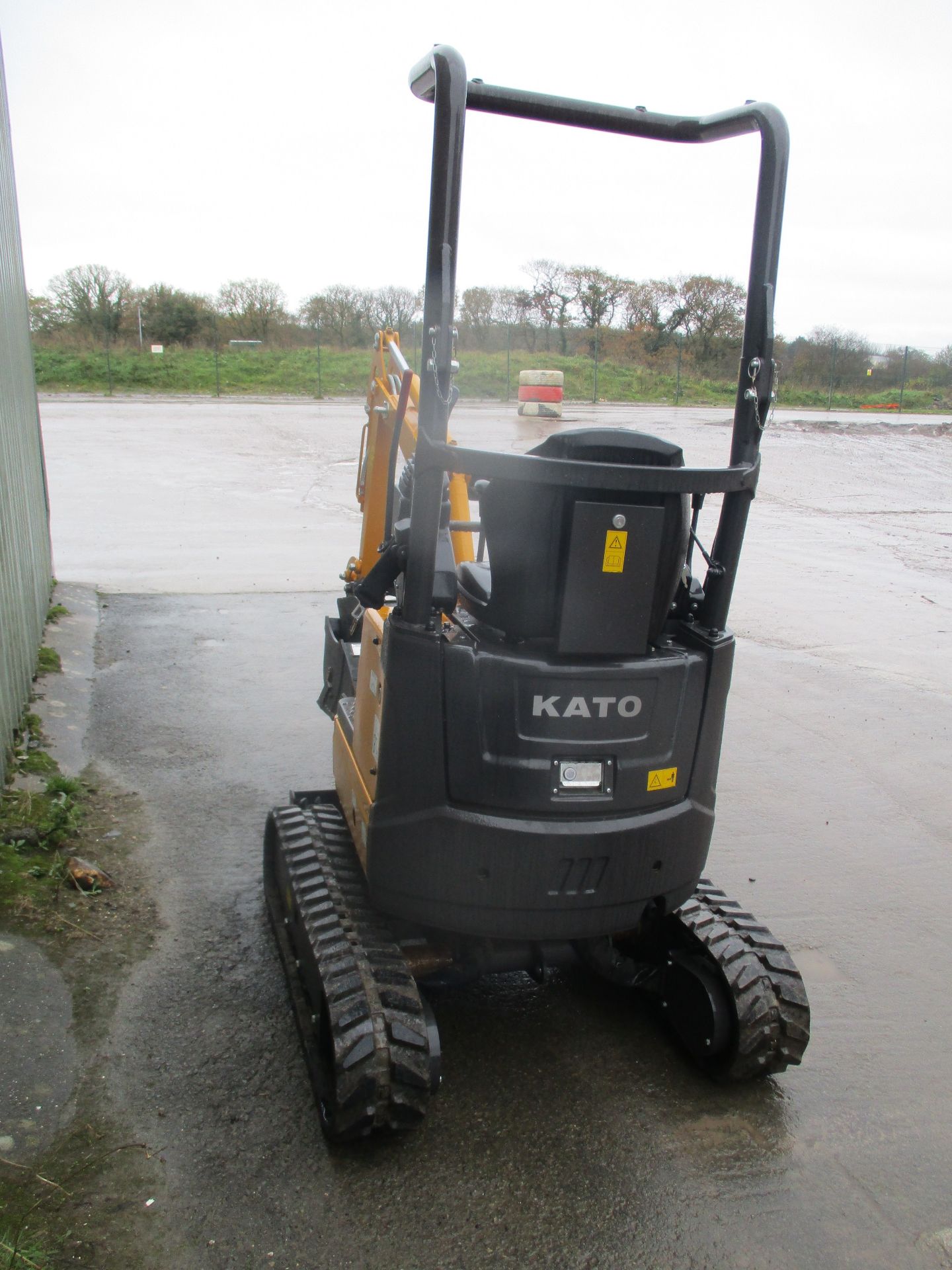 KATO VXE HD 12 MINI DIGGER 2019 UNUSED WITH 7 DELIVERY HOURS, EXPANDING TRACKS & 4 BUCKETS - Image 3 of 8