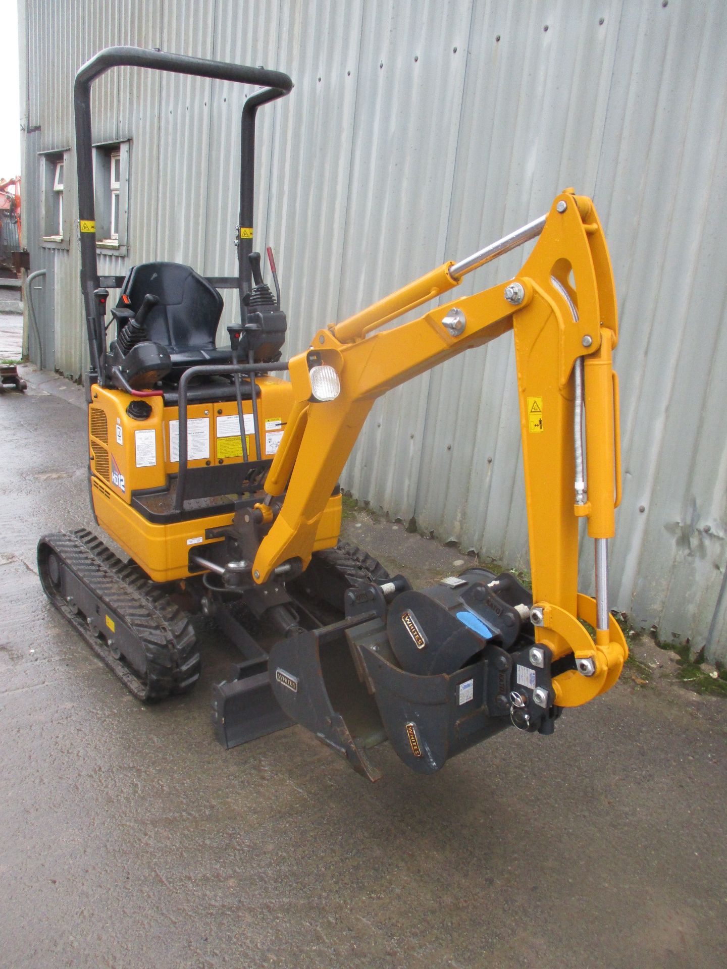 KATO VXE HD 12 MINI DIGGER 2019 UNUSED WITH 7 DELIVERY HOURS, EXPANDING TRACKS & 4 BUCKETS - Image 2 of 8