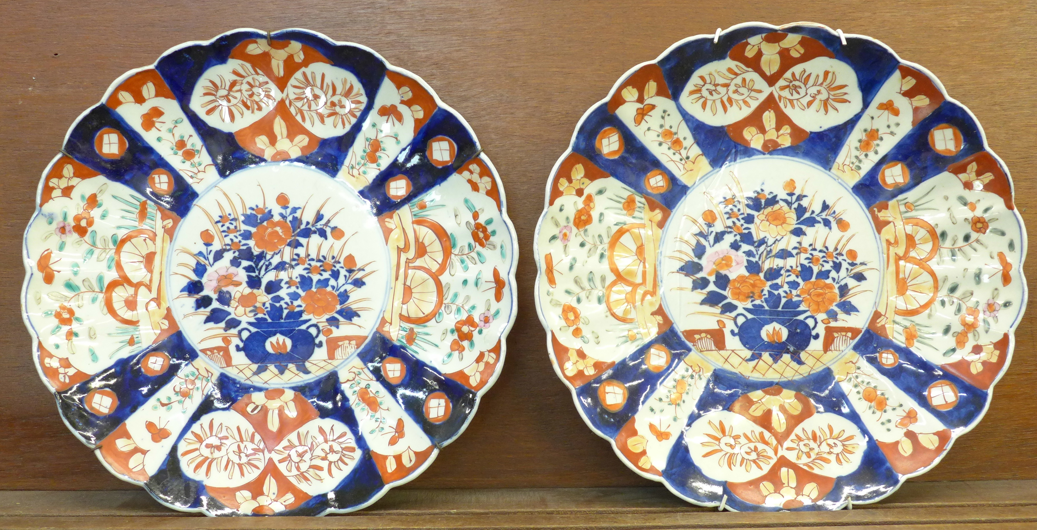 A pair of c.1900 Imari chargers, 31cm