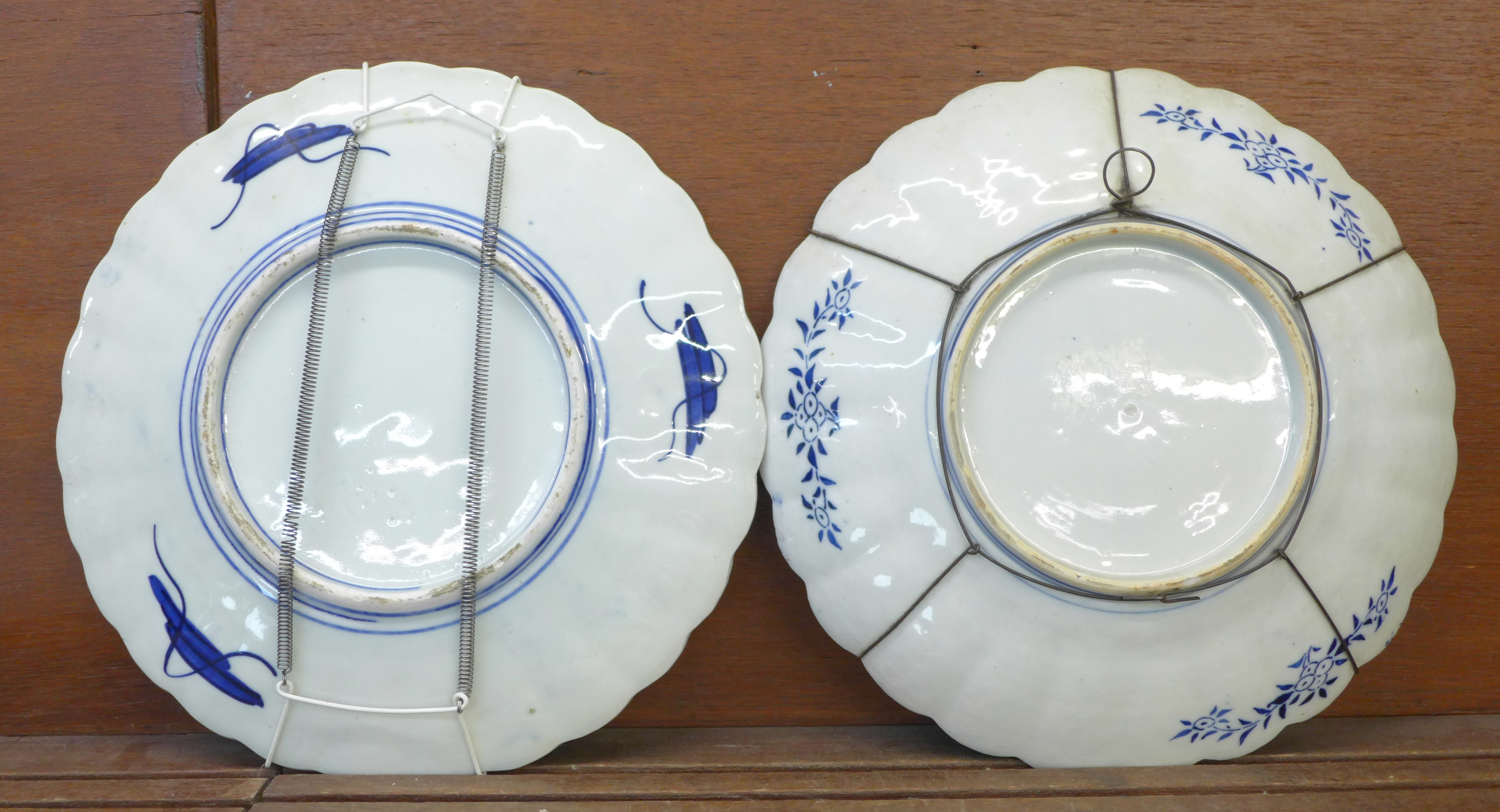 A pair of c.1900 Imari chargers, 30.5cm - Image 2 of 2