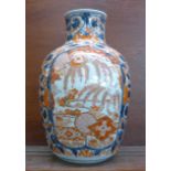 An early 20th Century Imari vase, 30cm