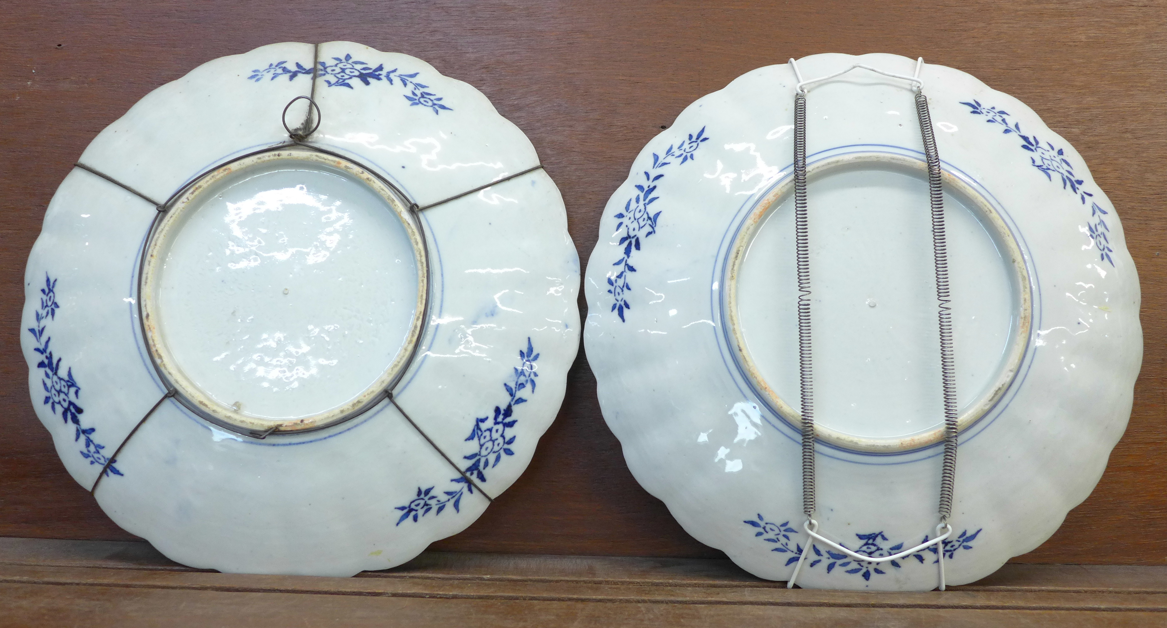 A pair of c.1900 Imari chargers, 31cm - Image 2 of 2