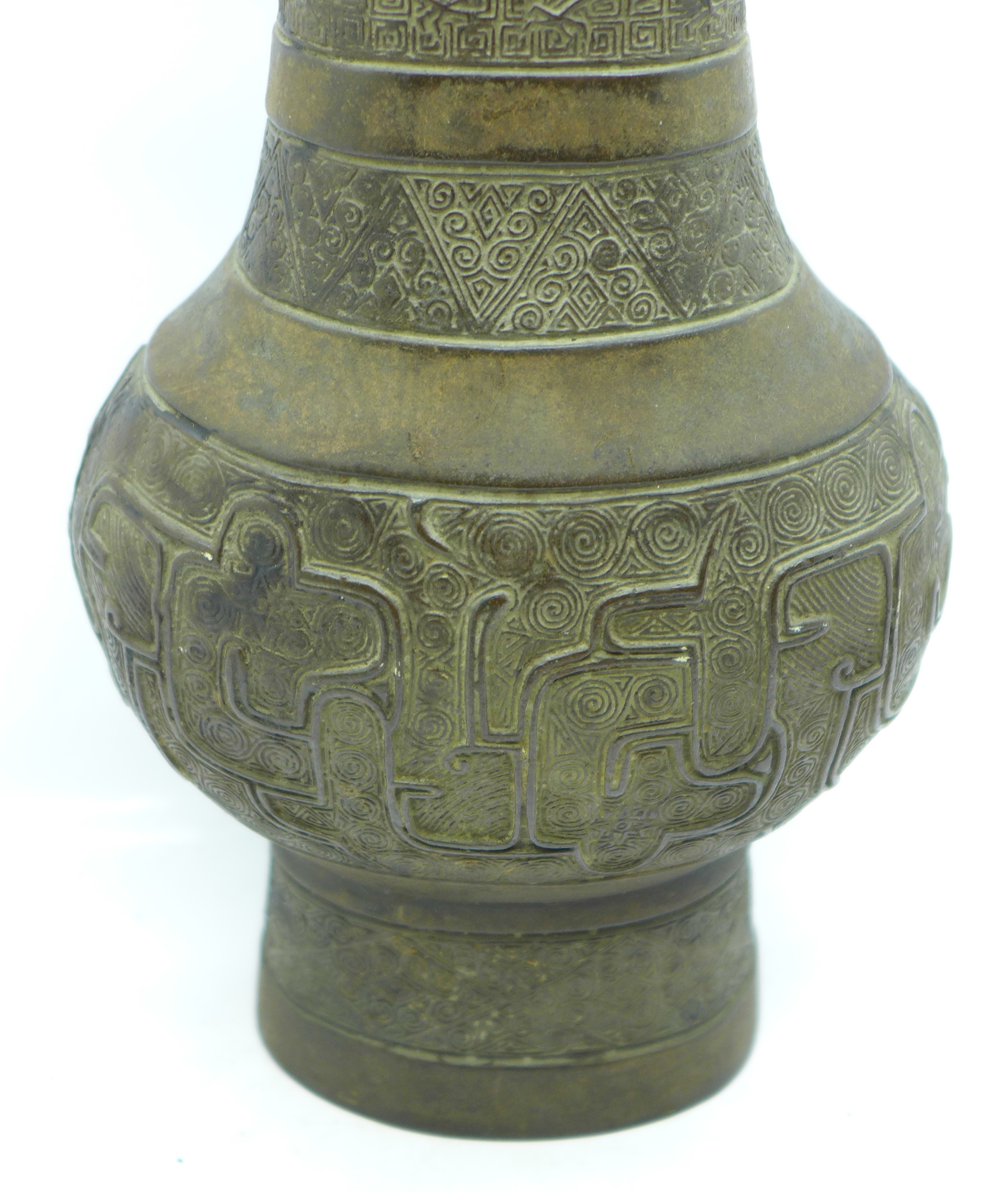 A Japanese bronze vase, 23cm - Image 3 of 4