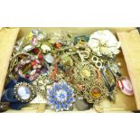 A case of costume jewellery, 1.85kg