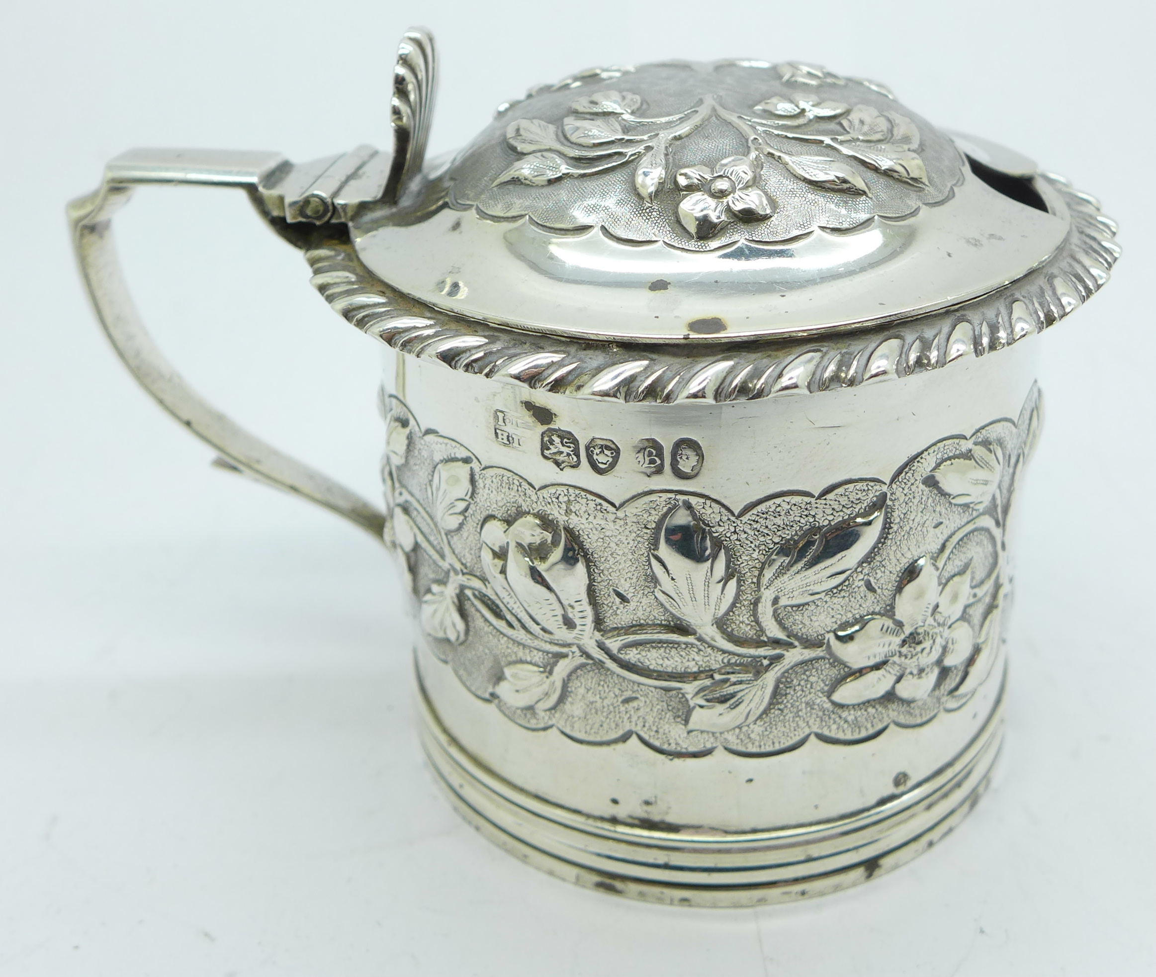 A silver mustard pot, London 1837, 114g, no liner