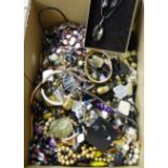 Costume jewellery, 4.02kg