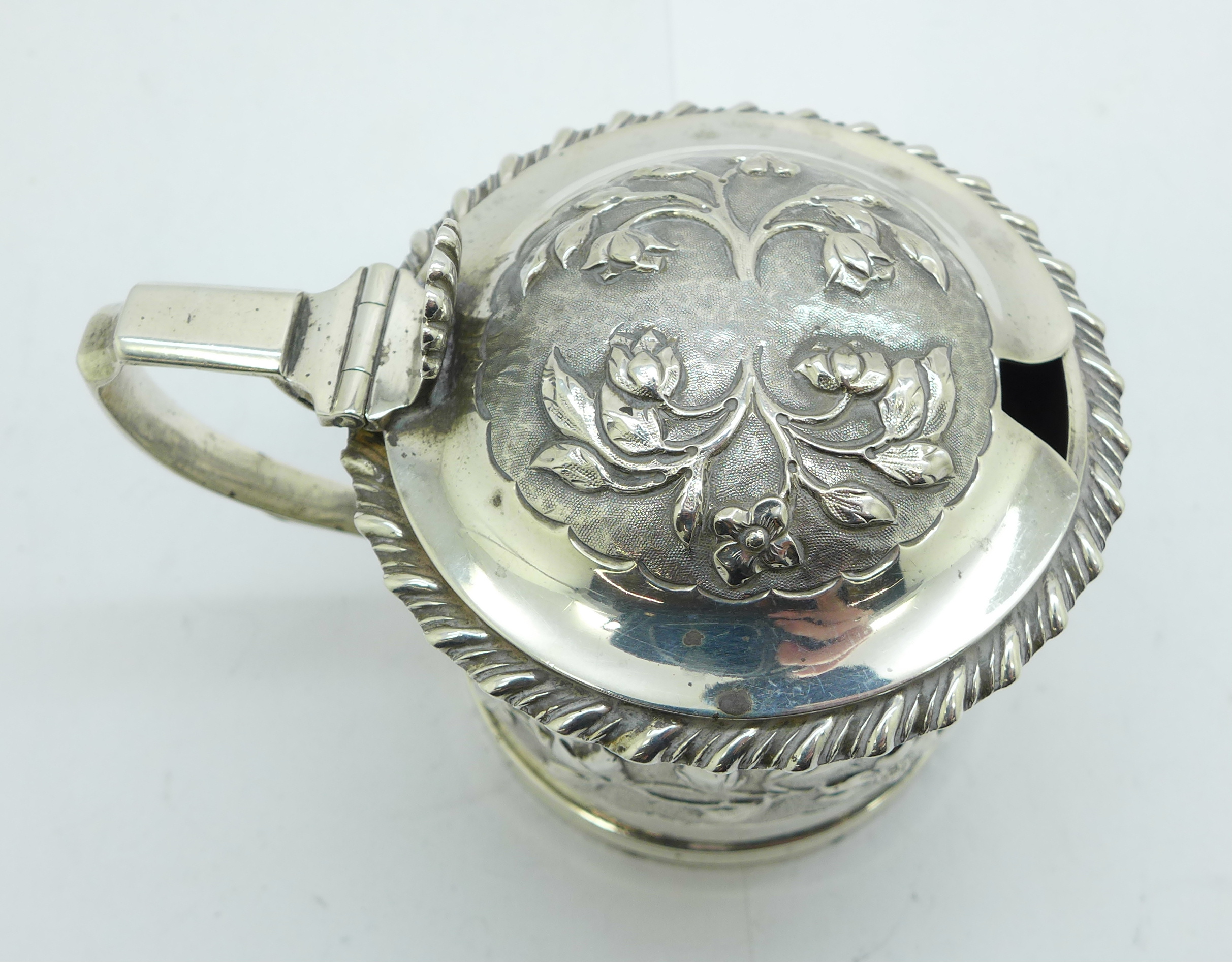 A silver mustard pot, London 1837, 114g, no liner - Image 2 of 3