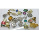 Costume brooches, 330g