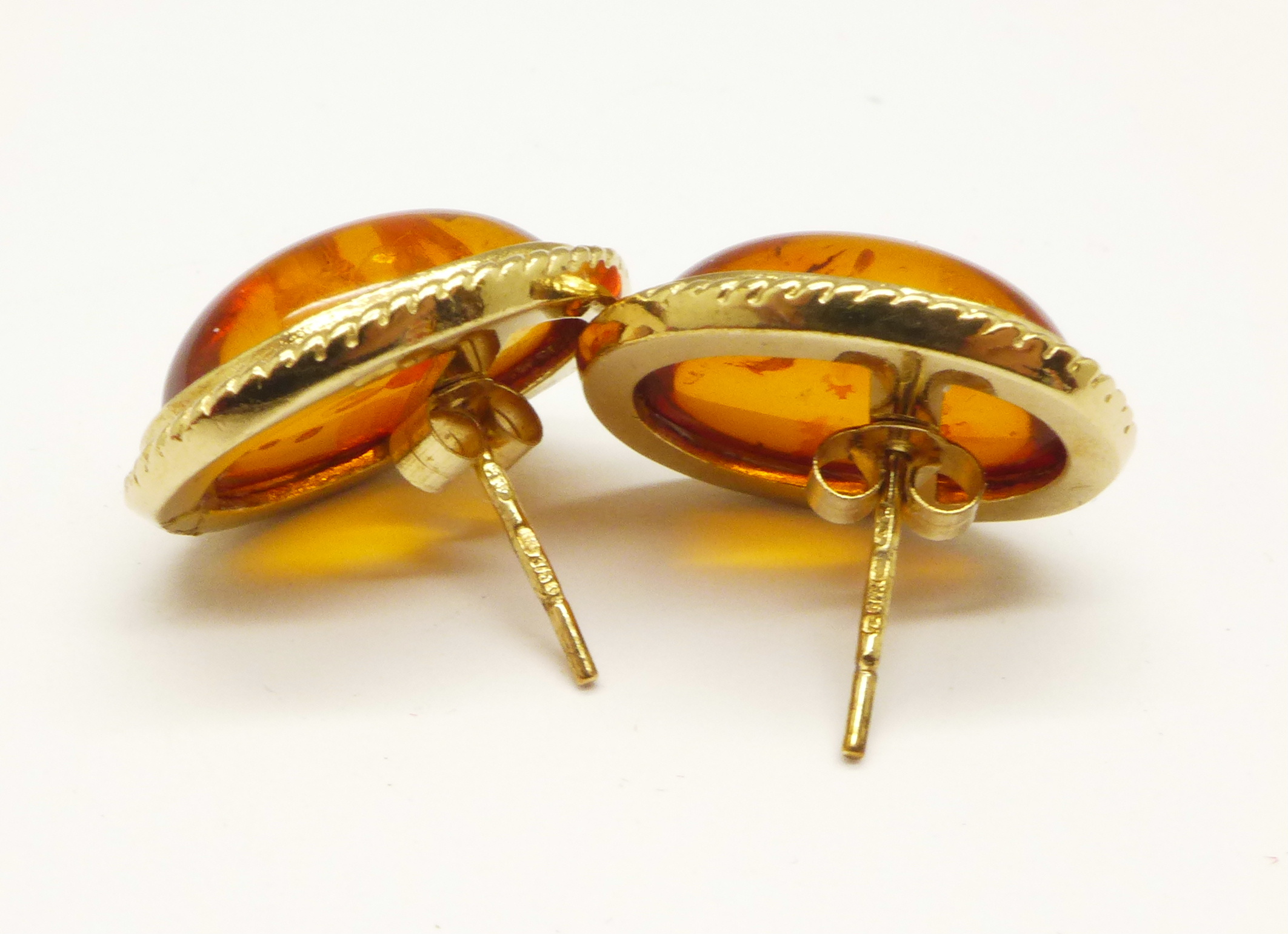 A pair of 9ct gold and amber ear studs, 3.9g - Image 2 of 2