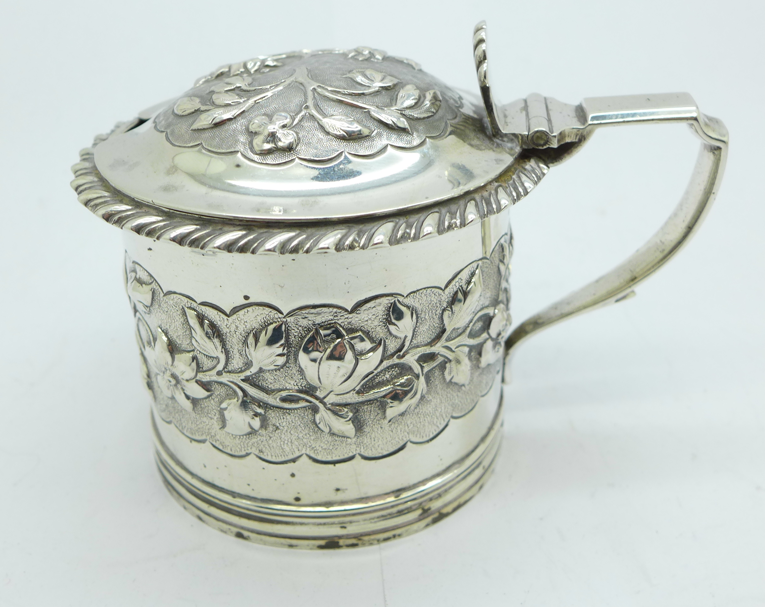 A silver mustard pot, London 1837, 114g, no liner - Image 3 of 3