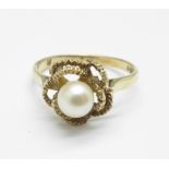 A 9ct gold and pearl ring, 2.1g, M