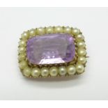 An amethyst and seed pearl set brooch, 4.5g