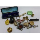 Vintage jewellery including a jet and seed pearl brooch, other brooches, etc.