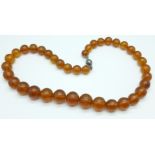 An amber necklace, 63g