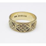 A 9ct gold wedding ring with decoration, 3.9g, N