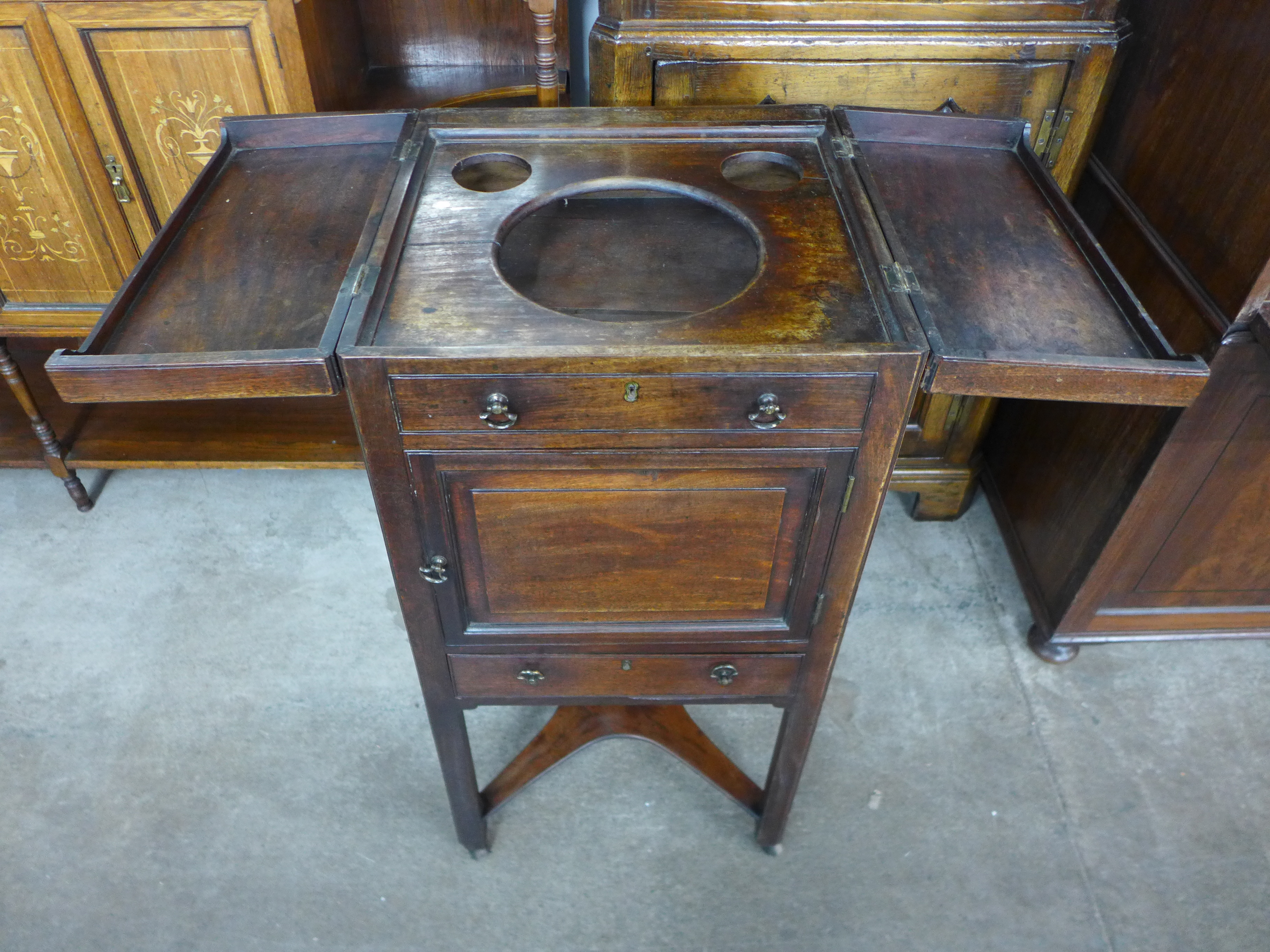 A George III mahogany washstand - Image 2 of 2