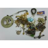 Jewellery, chains, etc., 145g