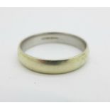 A 9ct white gold wedding band, 3.1g, R