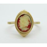 A 9ct gold cameo ring, 3.1g, V/W