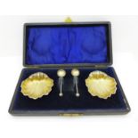 A pair of silver shell shaped salts and spoons in a fitted case, Birmingham 1906
