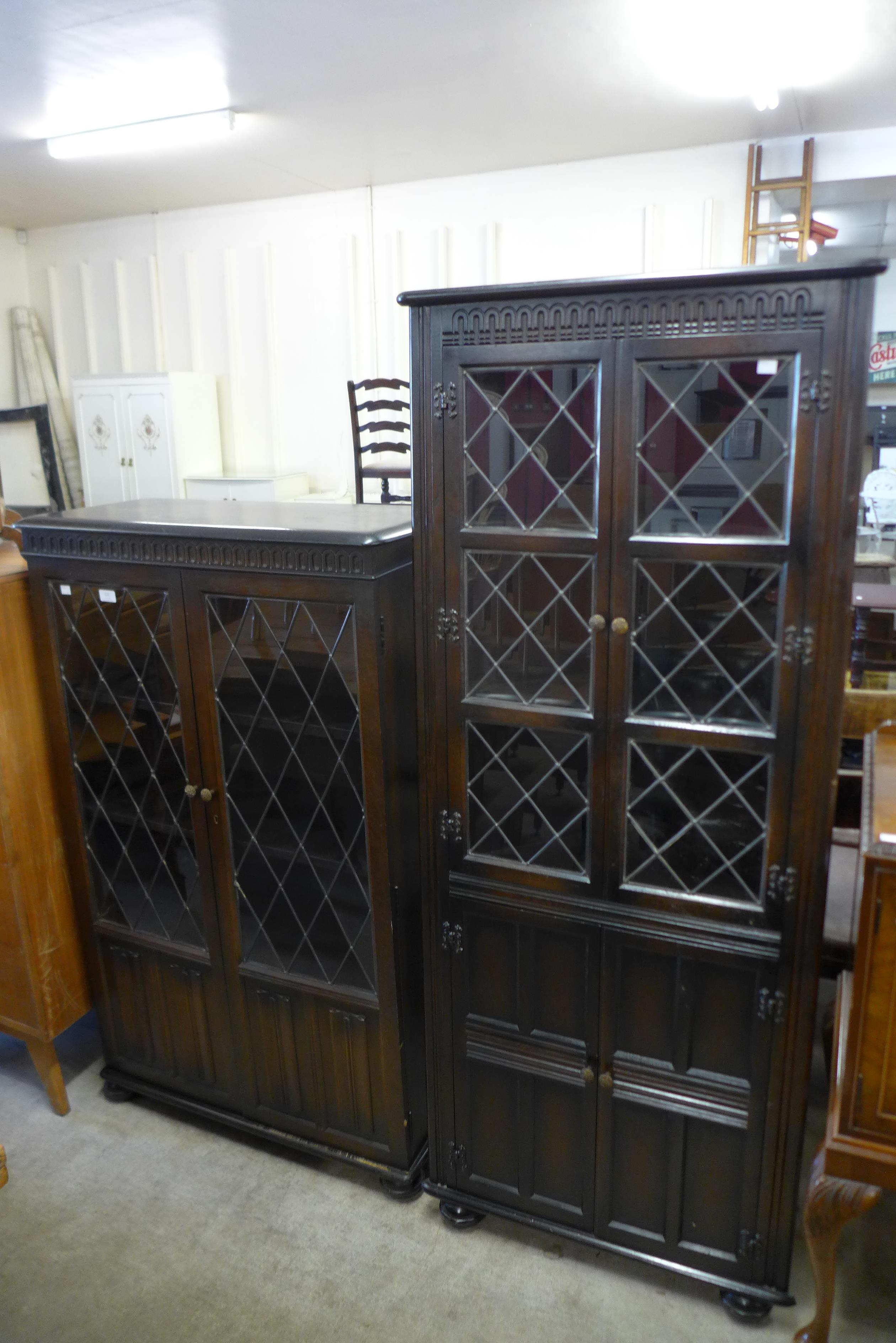 An oak freestanding corner cabinet and an oak two door bookcase - Image 3 of 3