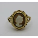 A 9ct gold cameo ring, 1.6g, I