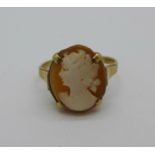 A 9ct gold cameo ring, 1.6g, H
