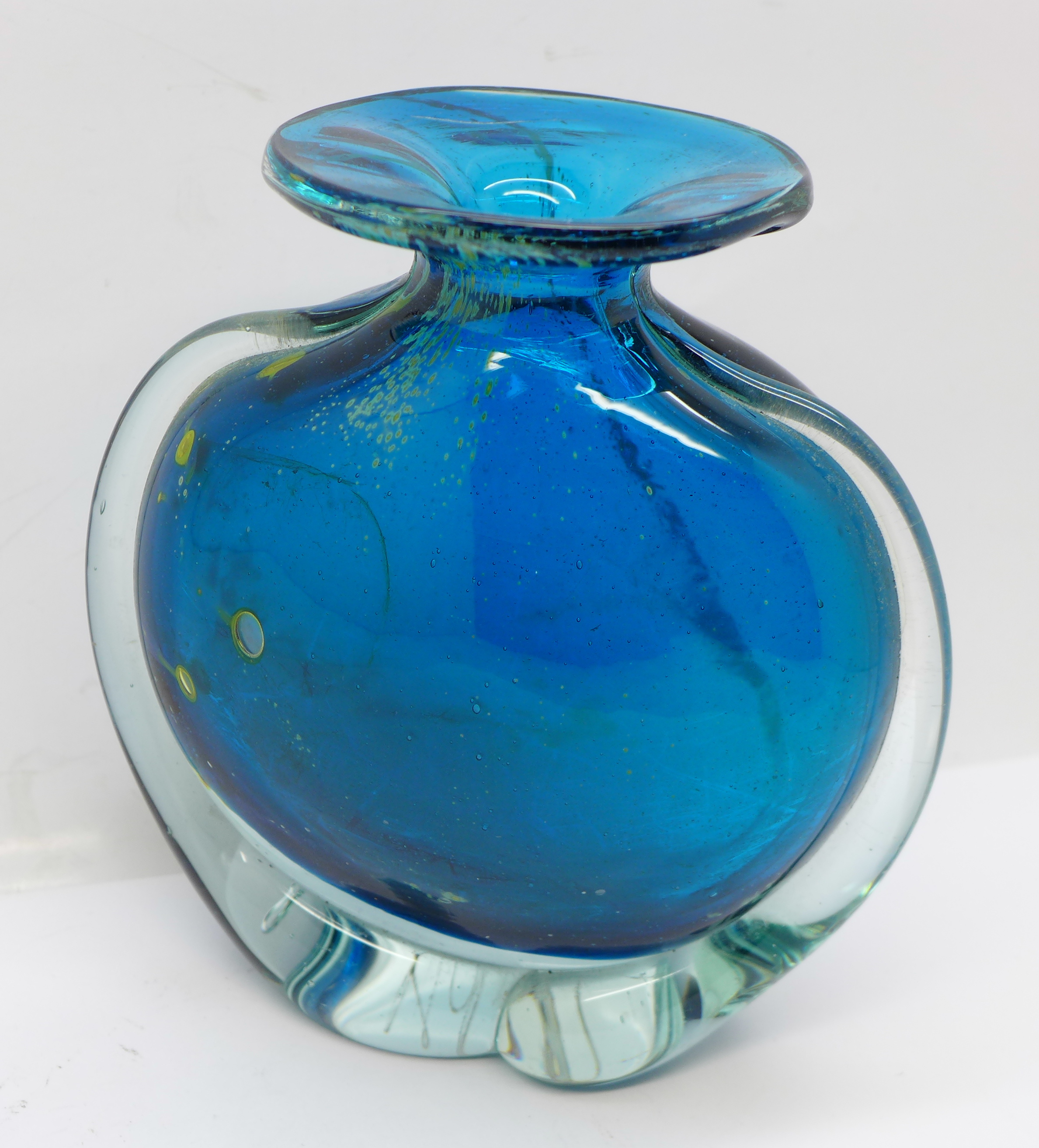 A M'dina blue glass vase, signed, 13cm - Image 2 of 3