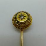 A yellow metal and diamond stick pin, 1.9g