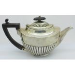 A silver teapot, 282g