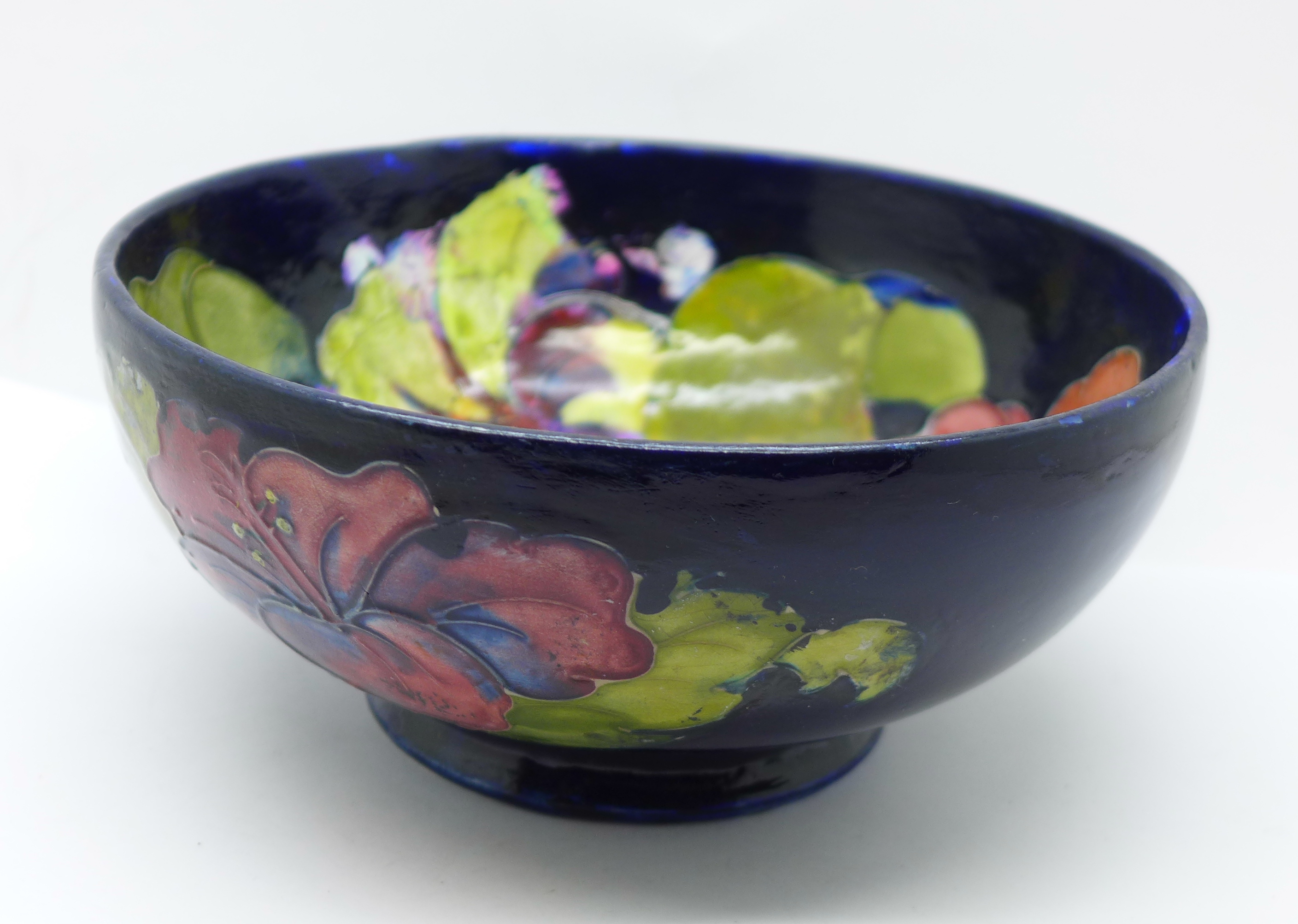 A Moorcroft bowl, 15.5cm, a/f