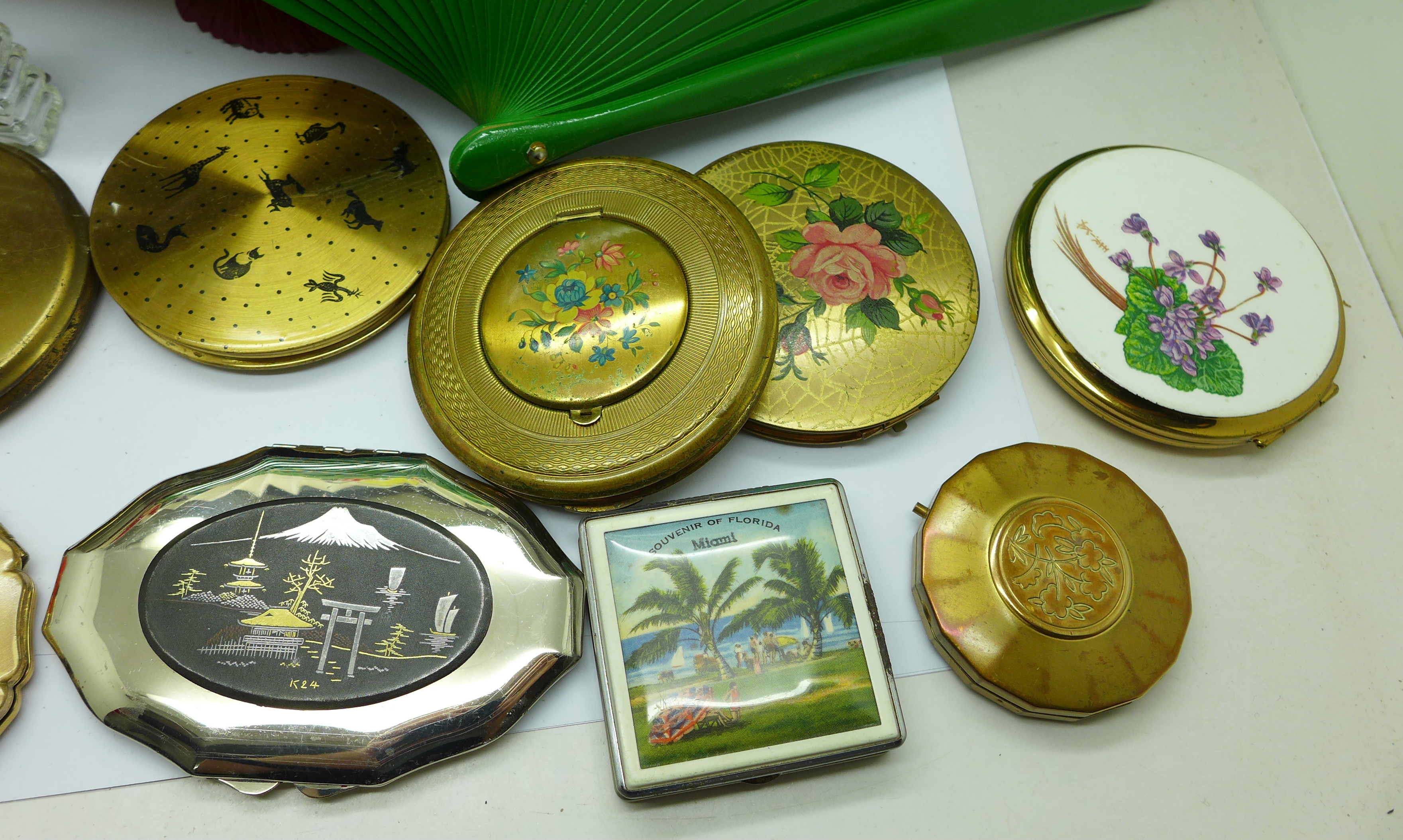 Twelve compacts including one white metal, a scent bottle and two fans - Image 3 of 3