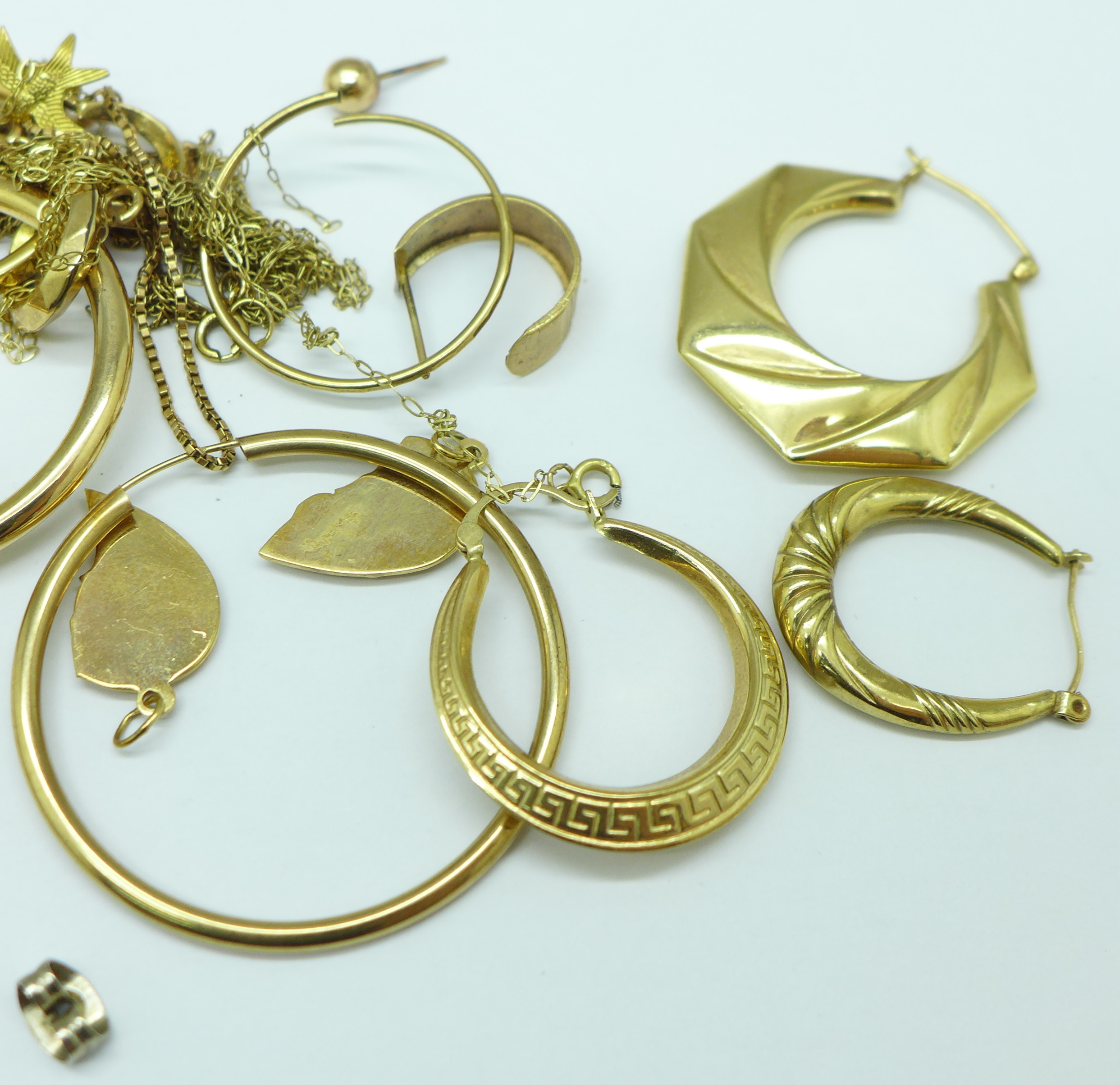 A large collection of 9ct gold and yellow metal jewellery, single earrings, chains, etc., a/f, 21.3g - Image 3 of 5