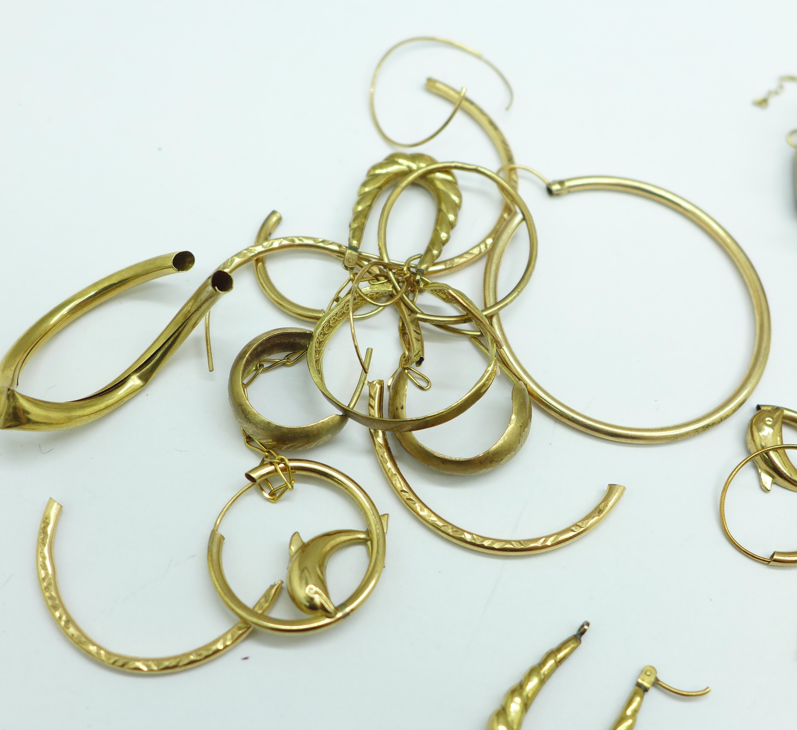 A large collection of 9ct gold and yellow metal jewellery, single earrings, chains, etc., a/f, 21.3g - Image 4 of 5