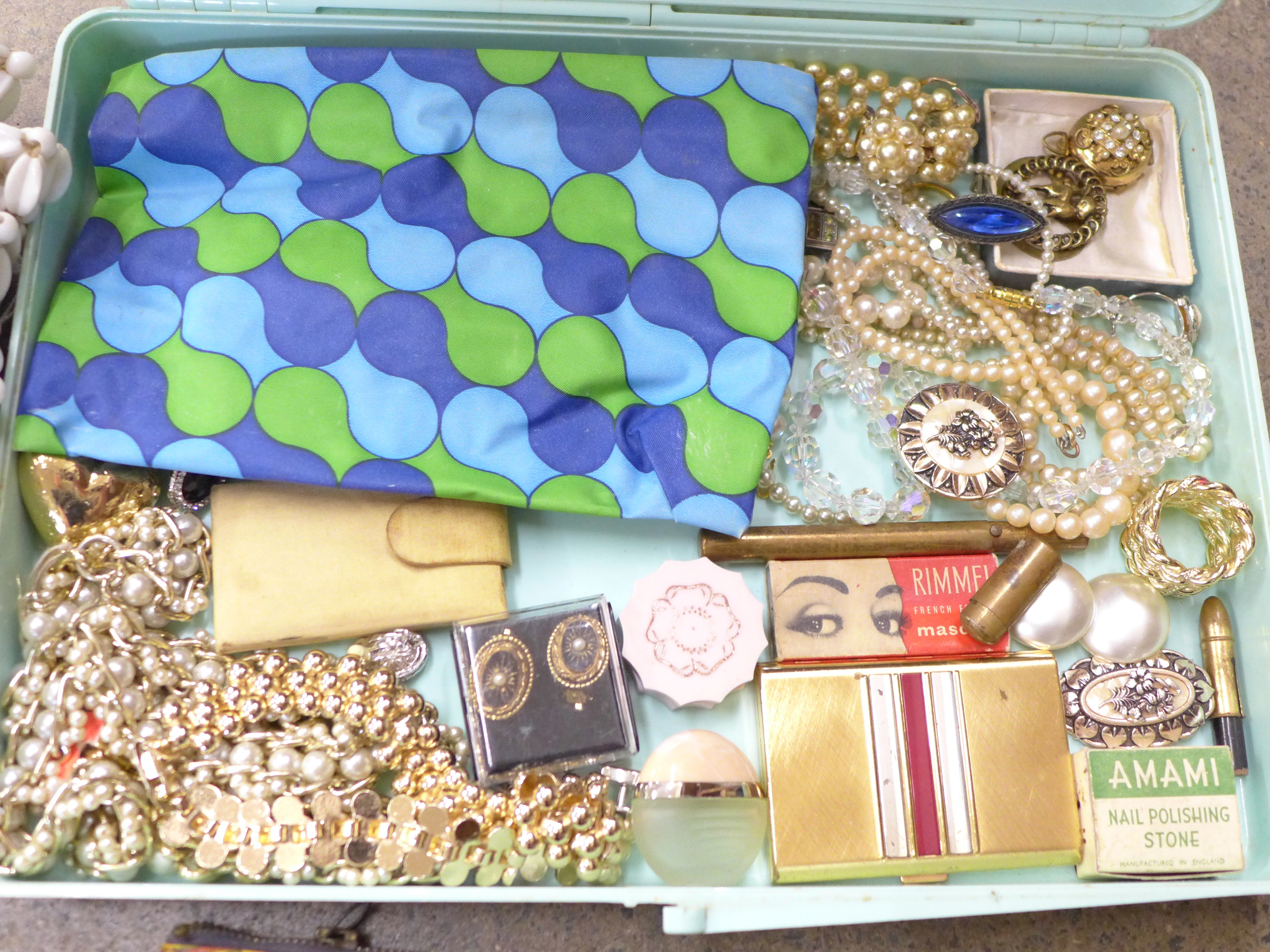 An Estee Lauder box with vintage make up bags, compact, costume jewellery and a bead bag - Image 3 of 11