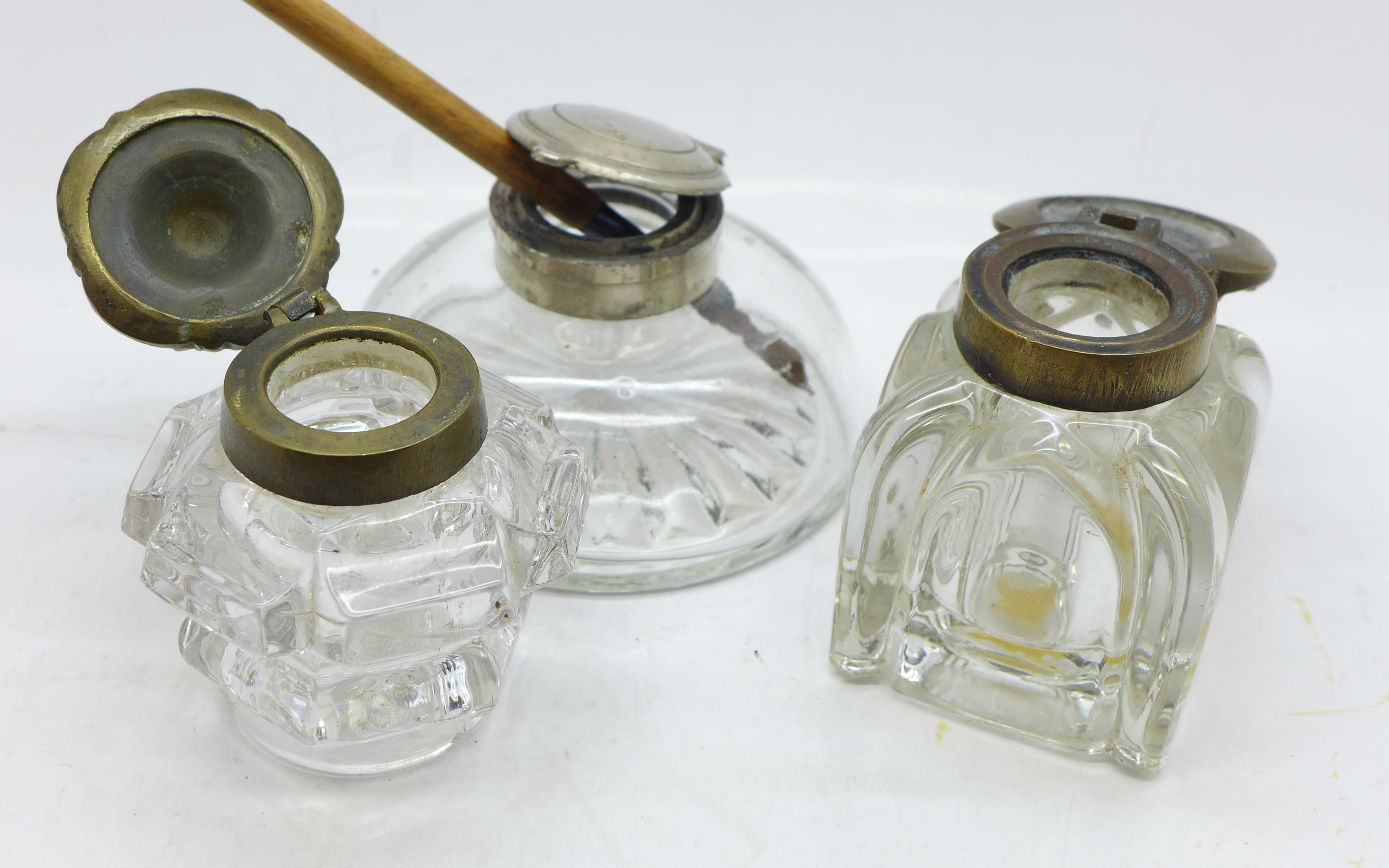 Three Edwardian glass inkwells and a dip pen - Image 4 of 6