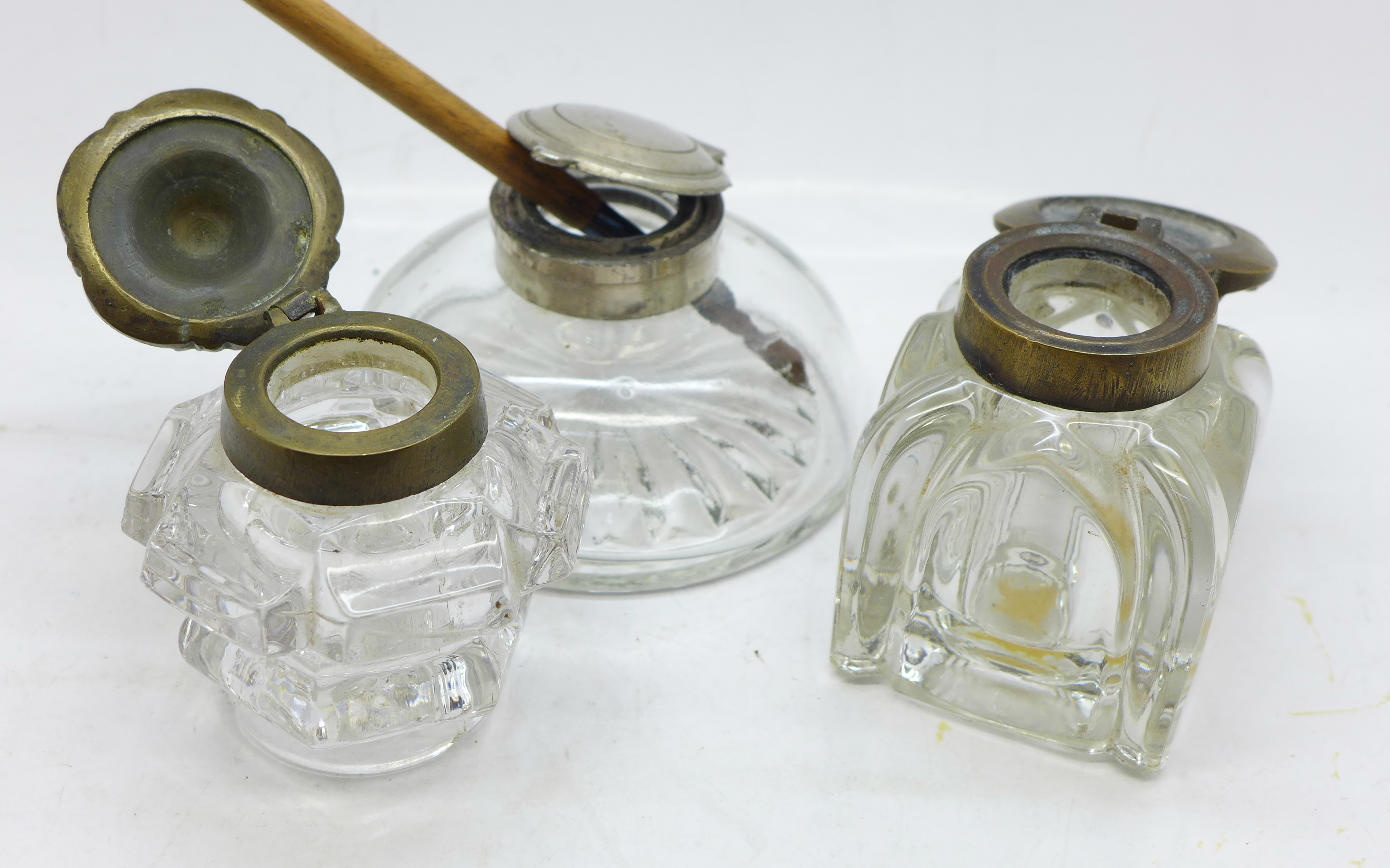Three Edwardian glass inkwells and a dip pen - Image 5 of 6