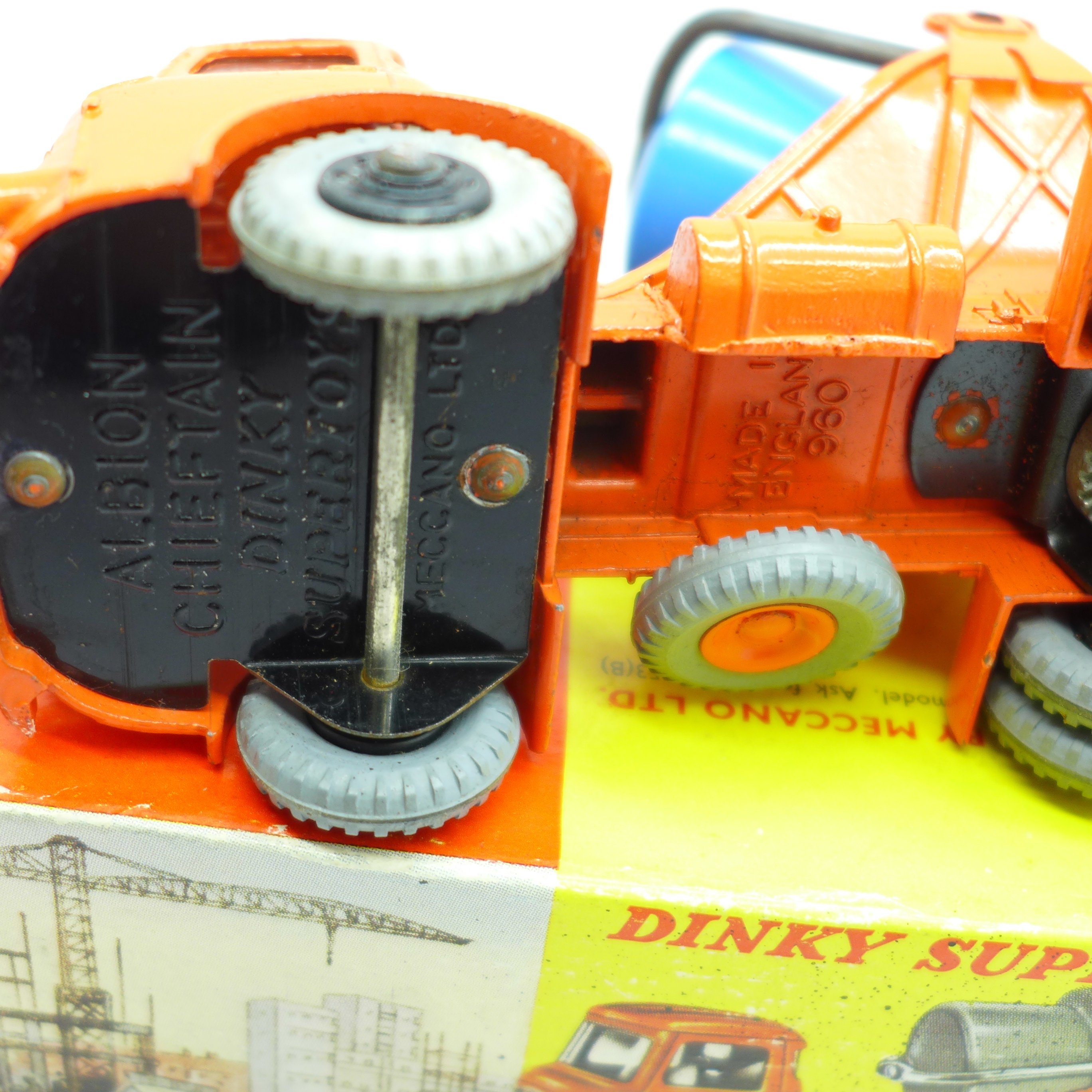 A Dinky Supertoys Lorry mounted Concrete Mixer, 960, boxed - Image 7 of 9